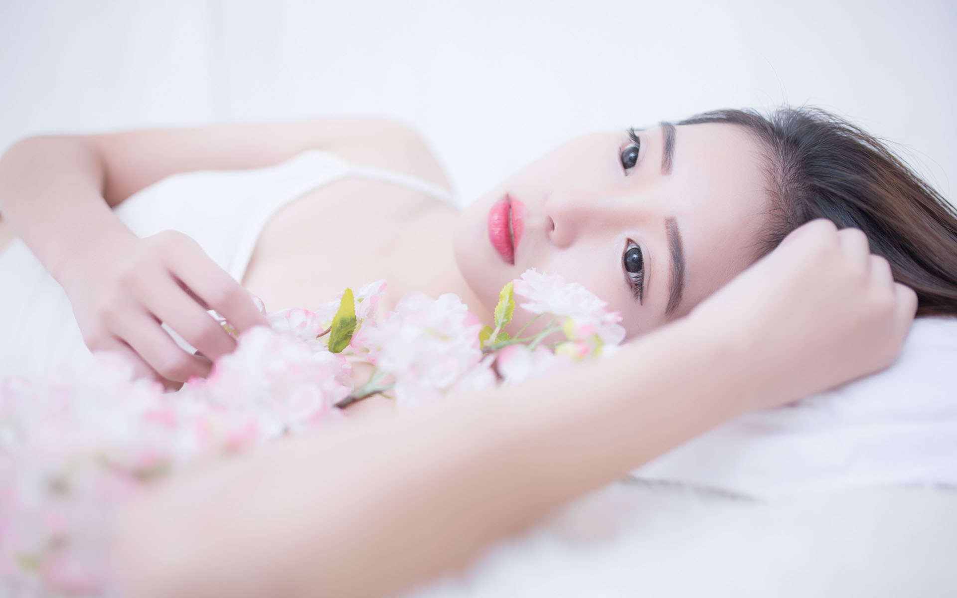 婴儿卡喉危急时刻 暖心女警紧急送医